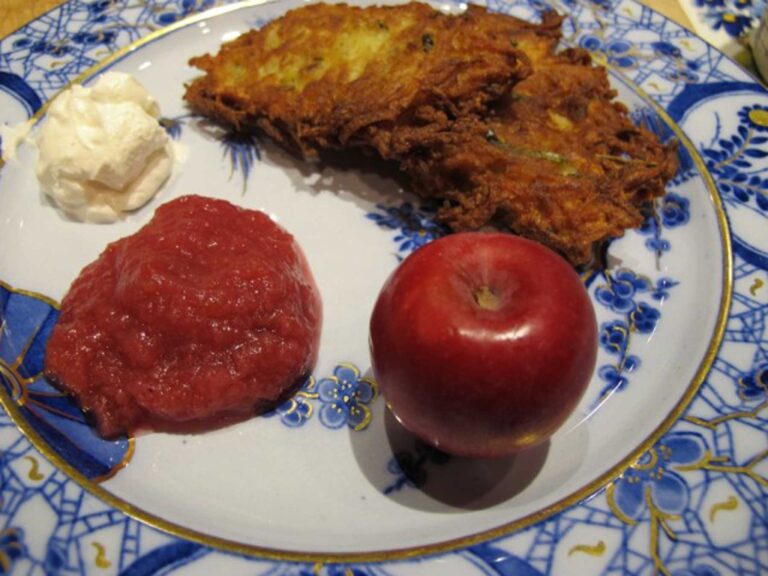 Latkes with sour cream and apple sauce