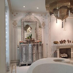 Tiled bathroom and mirror